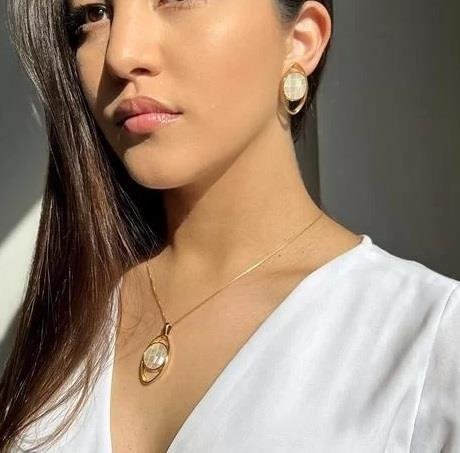 Brinco Oval Vazado Mosaico Madrepérola