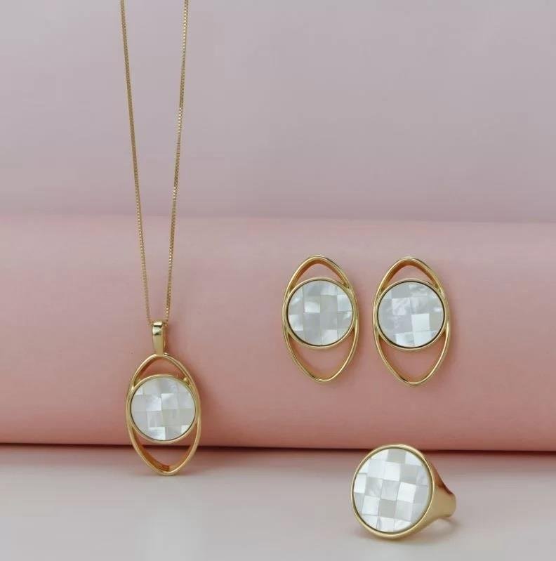 Brinco Oval Vazado Mosaico Madrepérola