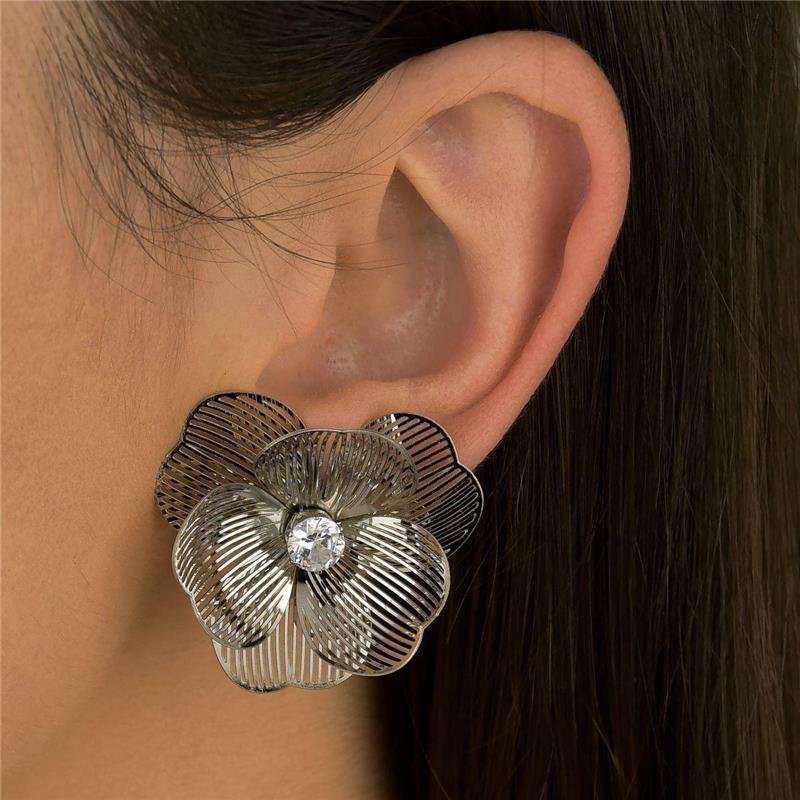 Brinco Flor Seis Pétalas e Zircônia Delicado