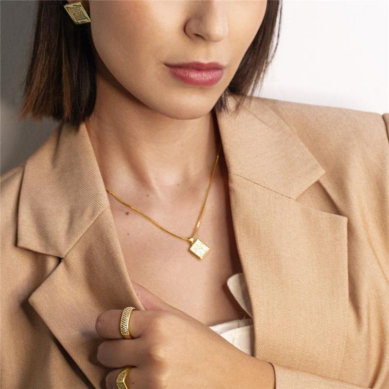 Colar Quadrado Cravejado