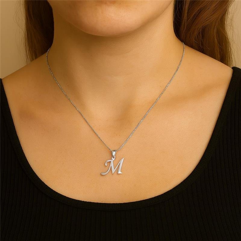 Colar Prata Leve Pingente letra M