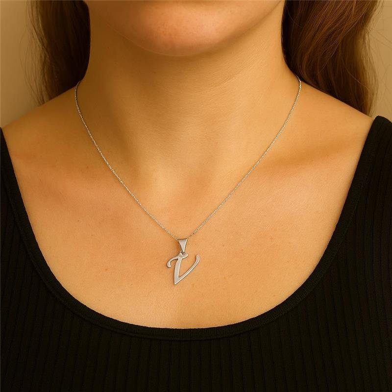 Colar Prata Leve Pingente letra V