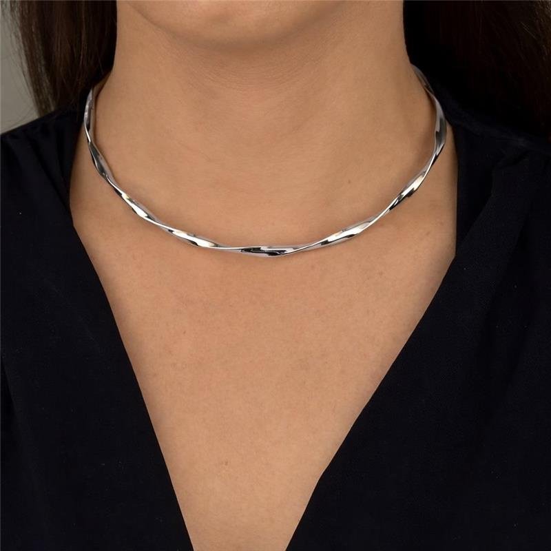 Colar Prata Leve Arco Torcido