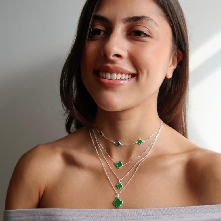 Choker Prata Leve Trevo Inspiração Esmeralda